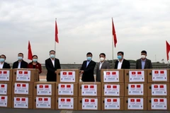 Tỉnh Quảng Ninh tiếp nhận quà từ Khu tự trị dân tộc Choang Quảng Tây Trung Quốc. (Ảnh: Bùi Hiếu/TTXVN)
