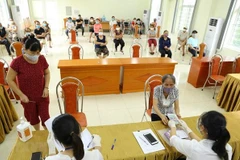 Hà Nội thực hiện chi trả hỗ trợ tiền mặt cho người lao động theo Nghị quyết 68/NQ-CP. (Ảnh: Hoàng Hiếu/TTXVN) 