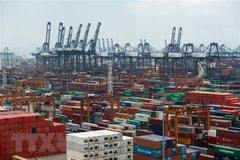 Hàng hóa được xếp tại cảng ở Thâm Quyến, tỉnh Quảng Đông, Trung Quốc. (Ảnh: THX/TTXVN)