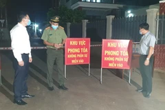 Các cơ quan chức năng huyện Châu Đức phong tỏa khu vực tổ 9, thôn Tân Bình, xã Sơn Bình do có 2 trường hợp dương tính với SARS-CoV-2. (Ảnh: Hoàng Nhị/TTXVN)