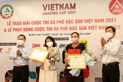 Ban tổ chức trao giải cho các đơn vị. (Ảnh: TTXVN phát)
