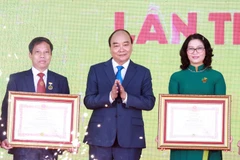 Chủ tịch nước Nguyễn Xuân Phúc trao tặng danh hiệu Nhà giáo ưu tú cho các giảng viên Học viện Nông nghiệp Việt Nam. (Ảnh: Thống Nhất/TTXVN)