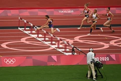 Vận động viên Quách Thị Lan (phải) thi đấu ở vòng loại nội dung 400m vượt rào nữ Olympic Tokyo 2020 ngày 31/7/2021. (Nguồn: AFP/TTXVN)