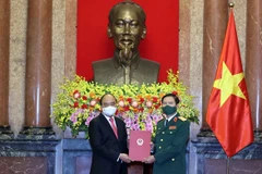 Chủ tịch nước Nguyễn Xuân Phúc trao Quyết định bổ nhiệm chức vụ Tổng Tham mưu trưởng Quân đội nhân dân Việt Nam cho Thượng tướng Nguyễn Tân Cương. (Ảnh: Thống Nhất/TTXVN) 