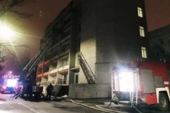 Lực lượng cứu hộ được triển khai tại bệnh viện điều trị bệnh nhân COVID-19 ở tỉnh Zaporizhzhya, Đông Nam Ukraine sau vụ hỏa hoạn đêm 3/2/2021. Ảnh minh họa. (Ảnh: NDTV/TTXVN)