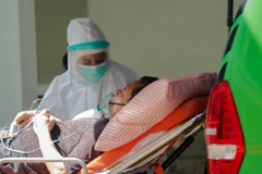 Nhân viên y tế chuyển bệnh nhân COVID-19 tới bệnh viện ở Jakarta, Indonesia ngày 9/7/2021. (Ảnh: THX/TTXVN) 