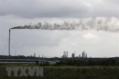 Khói phát thải ra từ một nhà máy lọc dầu gần Port Arthur, bang Texas, Mỹ. (Ảnh: AFP/TTXVN) 