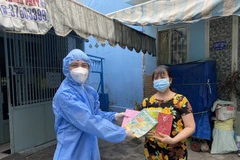 Tặng sách cho người dân trong khu vực giãn cách. (Nguồn: doanhnhansaigon.vn)