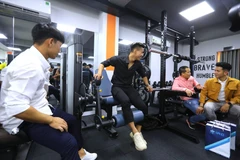 Các tuyển thủ bóng đá Việt Nam gồm Văn Thanh, Hồng Duy, Minh Vương tham quan Trung tâm. (Ảnh: Thành Đạt/TTXVN)