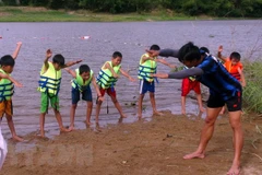 Tập huấn phòng chống đuối nước. (Ảnh minh họa: Trịnh Bang Nhiệm/TTXVN) 