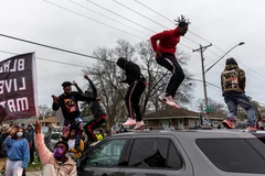 Người biểu tình tập trung tại Brooklyn Center ở thành phố Minneapolis, Mỹ ngày 11/4/2021, phản đối việc cảnh sát nước này bắn chết một người đàn ông da màu. (Nguồn: AFP/TTXVN)