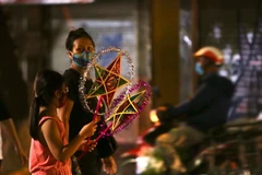 Đèn ông sao là mặt hàng được nhiều phụ huynh lựa chọn cho con, cháu( chụp tối 20/9). (Ảnh: Hoàng Hiếu/TTXVN)