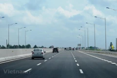 Phương tiện lưu thông trên một đoạn tuyến cao tốc. (Ảnh: Việt Hùng/Vietnam+)