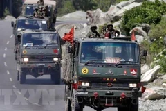 Xe quân sự tại đường ranh giới kiểm soát, khu vực biên giới Trung Quốc-Ấn Độ. (Ảnh: NDTV/TTXVN) 