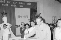 Sáng 25/4/1976, đồng chí Lê Duẩn, Bí thư thứ nhất Ban Chấp hành Trung ương Đảng đến bỏ phiếu tại hòm phiếu số 30, khu vực 1, khu phố Ba Đình (Hà Nội). (Ảnh: Văn Bảo/TTXVN) 