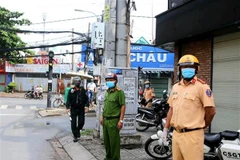 Lãnh đạo Liên đoàn Lao động quận Bình Thạnh, Thành phố Hồ Chí Minh trao quà hỗ trợ cho người lao động tuyến đầu chống dịch COVID-19. (Ảnh: Thanh Vũ/TTXVN)