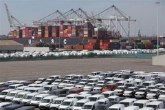 Ôtô mới và hàng hóa được xếp tại cảng Southampton, Anh. (Ảnh: THX/TTXVN)