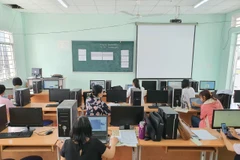 Giáo viên Trường THCS An Hòa, Cần Thơ dạy trực tuyến trên phần mềm Zoom và Zalo. (Ảnh: Ánh Tuyết/TTXVN)