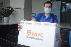 Lô vaccine được chuyển từ Hệ thống Tiêm chủng VNVC Đà Nẵng đến Trung tâm Kiểm soát bệnh tật thành phố Đà Nẵng. (Ảnh: Văn Dũng/TTXVN)