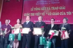 Ban tổ chức trao giải cho các tác giả. (Ảnh: PV/Vietnam+)