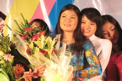 Cô, trò trường Trung học phổ thông Phan Huy Chú, Đống Đa, Hà Nội, xúc động trong Lễ tri ân. (Ảnh: Phạm Mai/Vietnam+)