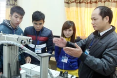 Giờ thực hành môn điện công nghiệp tại trường Cao đẳng nghề Bắc Giang. (Ảnh: Quốc Khánh/TTXVN)