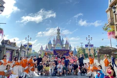 Những vị khách quốc tế đầu tiên trở lại Phú Quốc sau 2 năm. (Ảnh: CTV/Vietnam+)