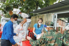 Hoa hậu Đỗ Hà tặng quà cho người khuyết tật, người già neo đơn