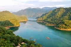 Bình minh trên lòng hồ sông Đà. (Ảnh: Mai Mai/Vietnam+)