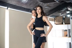 Siêu mẫu Minh Tú giúp Hoa hậu Đỗ Thị Hà luyện catwalk. (Ahr: CTV/Vietnam+)