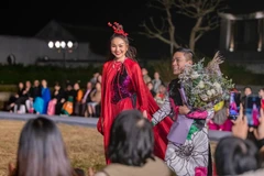 Siêu mẫu Thanh Hằng trình diễn bộ sưu tập "Đào nương sơn cước" của Adrian Anh Tuấn. (Ảnh: BTC)