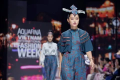 Đảm nhận vai trò mở màn bộ sưu tập “Twinkling Night” (thương hiệu Metiseko), “nàng thơ” của Sơn Tùng MTP - người mẫu Hồ Thu Anh đã có những bước đi thần thái thu hút mọi ánh nhìn. (Ảnh: CTV/Vietnam+)