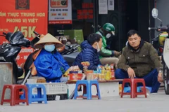 [Photo] Hàng quán vỉa hè tại các quận trung tâm ‘ngó lơ’ lệnh cấm