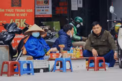 [Photo] Hàng quán vỉa hè tại các quận trung tâm ‘ngó lơ’ lệnh cấm
