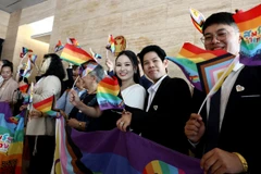 Cộng đồng LGBT tập trung tại tòa nhà quốc hội Thái Lan ngày 18/6/2024 trước lần xem xét cuối cùng về dự luật hôn nhân đồng giới. (Ảnh: Reuters)