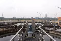 Bể chứa và các thiết bị Dự án Hệ thống xử lý nước thải Khu công nghiệp Quán Ngang đã cơ bản hoàn thành nhưng chưa thể vận hành. (Ảnh: Nguyên Lý/TTXVN)