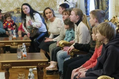 Những trẻ em Ukraine tại Đại sứ quán Qatar ở Moskva trước khi được đoàn tụ với gia đình. (Nguồn: TASS)