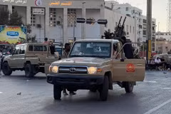 Các thành viên Chính phủ Thống nhất quốc gia Libya (GNU) sau cuộc giao tranh với các nhóm vũ trang đối địch. (Ảnh: THX/TTXVN)