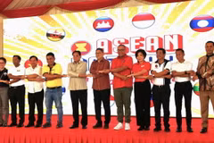Đại sứ các quốc gia thành viên ASEAN tại Campuchia thực hiện nghi thức khai mạc Hội chợ văn hóa và ẩm thực Bazaar ASEAN. (Ảnh: Hoàng Minh/TTXVN)