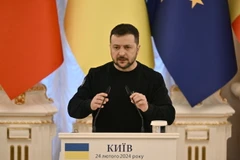 Tổng thống Ukraine Volodymyr Zelensky phát biểu tại cuộc họp báo ở Kiev. (Ảnh: AFP/TTXVN)