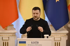 Tổng thống Ukraine Volodymyr Zelensky phát biểu tại cuộc họp báo ở Kiev. (Ảnh: AFP/TTXVN)