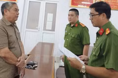 Cơ quan Công an tống đạt quyết định khởi tố bị can đối với Trần Xuân Hiền - Phó Giám đốc Công ty Trách nhiệm Hữu hạn Tư vấn Việt Hà. (Ảnh: Công an cung cấp)