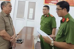 Cơ quan Công an tống đạt quyết định khởi tố bị can đối với Trần Xuân Hiền - Phó Giám đốc Công ty Trách nhiệm Hữu hạn Tư vấn Việt Hà. (Ảnh: Công an cung cấp)