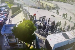 Lực lượng an ninh Thổ Nhĩ Kỳ đã bắn hạ 2 đối tượng tấn công vào tòa án Istanbul. (Nguồn: Dunya)