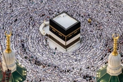 Các tín đồ Hồi giáo cầu nguyện tại Đền thờ Lớn ở thánh địa Mecca, Saudi Arabia trước lễ hành hương Hajj, ngày 11/6/2024. (Ảnh: AFP/TTXVN)