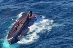 Lực lượng cứu hộ Hàn Quốc tìm kiếm các thuyền viên trên tàu cá bị lật úp. (Ảnh: Yonhap)