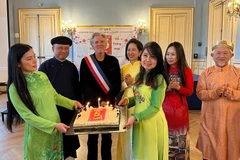 Thổi nến kỷ niệm 5 năm thành lập Hội Tôn vinh Văn hóa Việt. (Ảnh: Thu Hà/Vietnam+)