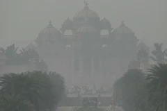Sương mù ô nhiễm bao phủ dày đặc tại New Delhi, Ấn Độ. (Ảnh: AFP/TTXVN)