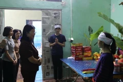 Phó Chủ tịch Ủy ban Mặt trận Tổ quốc Việt Nam thành phố Hà Nội Nguyễn Thị Kim Dung thắp hương, chia buồn với gia đình cháu T.A.D (sinh năm 2019, ở xã Thuần Mỹ). (Ảnh: Nguyễn Thắng/TTXVN)