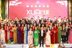 Đại diện các hội đoàn người Việt cùng cán bộ Đại sứ quán Việt Nam và các vị đại biểu khách mời Hàn Quốc chụp ảnh lưu niệm. (Ảnh: Đức Thắng/TTXVN)